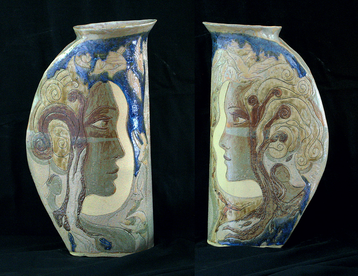 GRAND VASE PROUE / 
Pièce en grés gravé émaillé - 
Haut : env. 50 cm - Larg : env. 30 cm